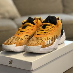 Donovan Mitchell Adidas Men’s Size 8 