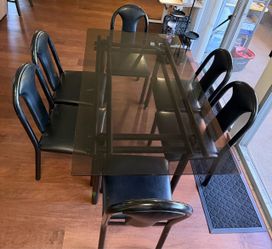 Dining Room Table w/ 6 Chairs