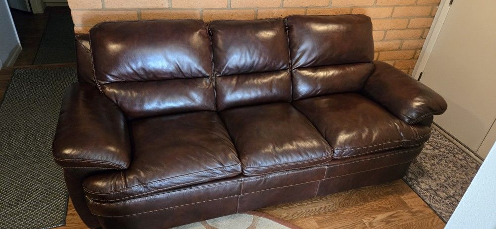 HIGH QUALITY COUCH BY CHEERS