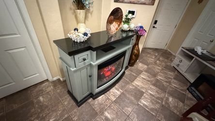 Beautiful and solid  fireplace /tv stand in excellent condition