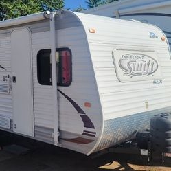 2014 JAYCO swift BUNK BEDS... 17 FEET .... 2700 POUNDS EMPTY 