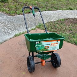 Scotts SpeedyGreen 3000 broadcast spreader