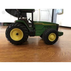 Nice 1/16 Scale Toy John Deere Tractors 