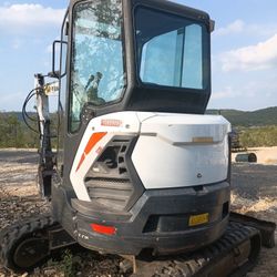 Bobcat Excavator 2016 Low Hours Good Running Condition E45