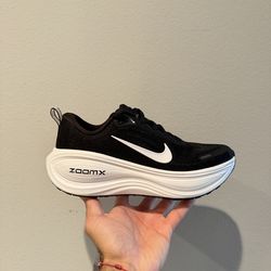 Nike Vomero Plus Women’s Size 8 (NEW)