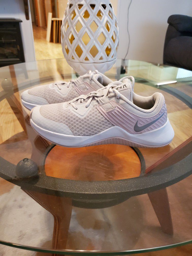 datos Adaptabilidad construir Nike MC Trainer Pink Platinum Cross Training/ Walking Shoes Size 7.5 for  Sale in Yuma, AZ - OfferUp