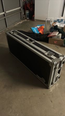 Heavy duty guitar case on wheels