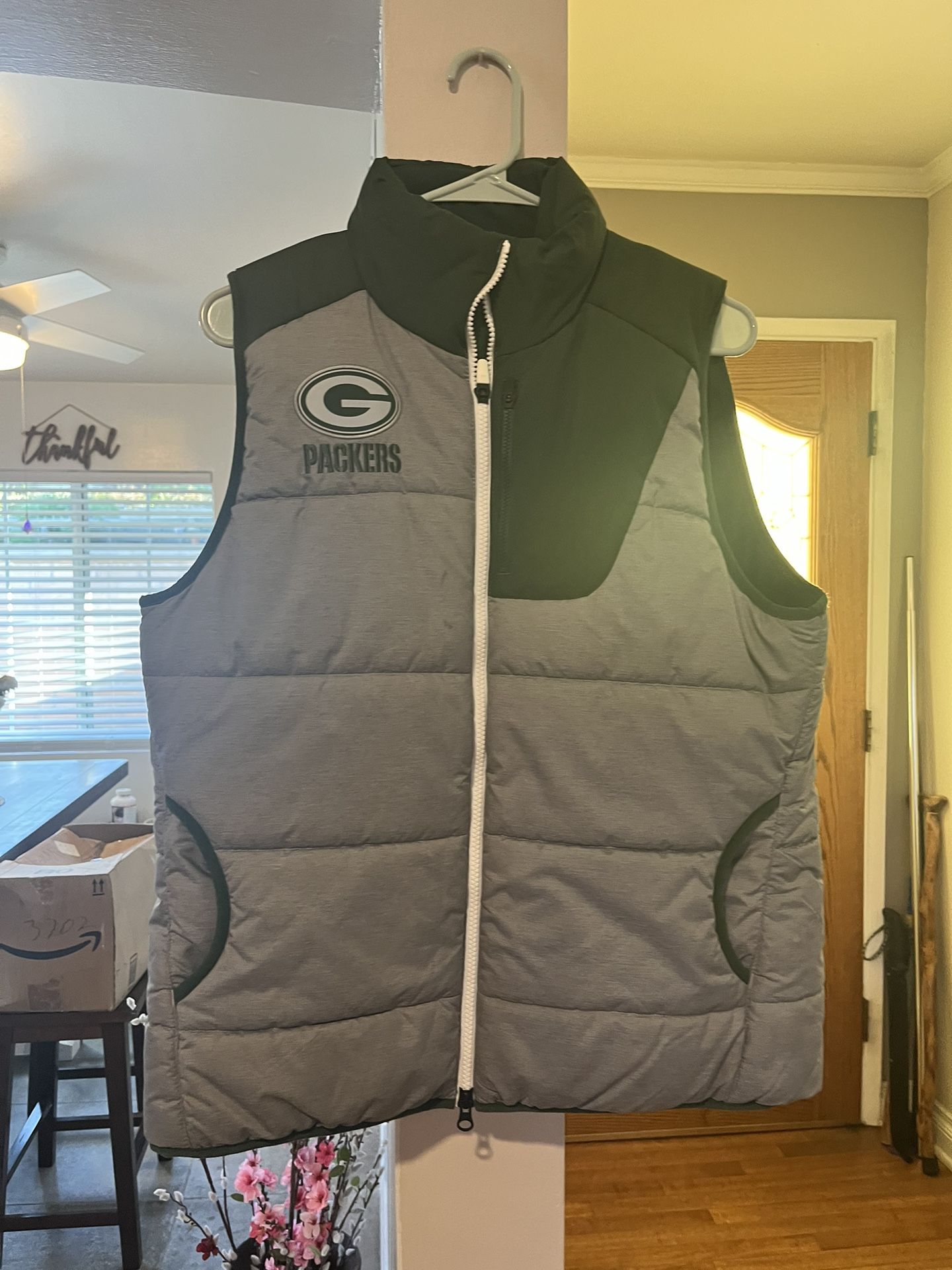 Woman's Green Bay Packers Winter Vest for Sale in Monrovia, CA