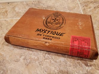 Vintage wooden cigar box Hugo Cassar