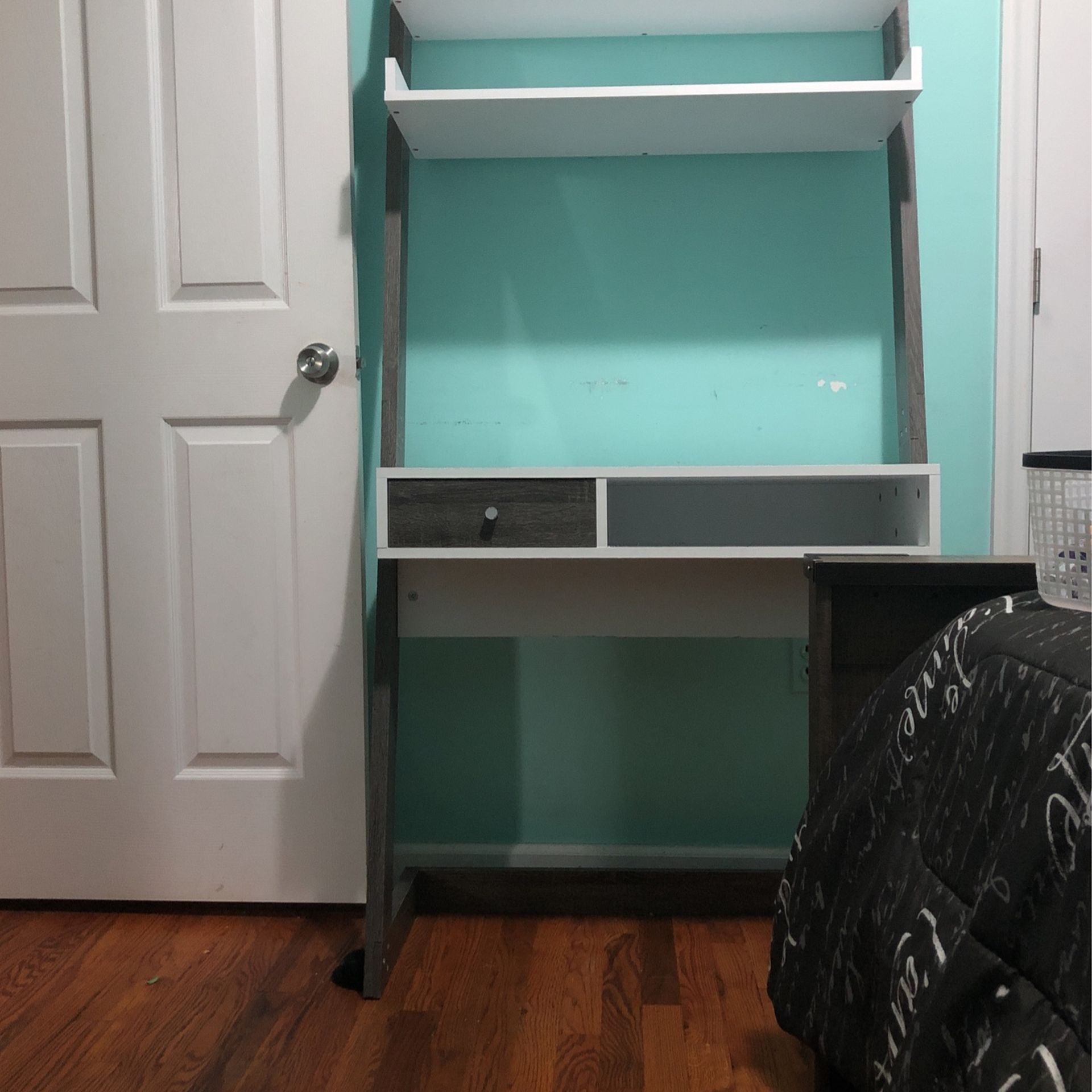 Small Desk With Chair