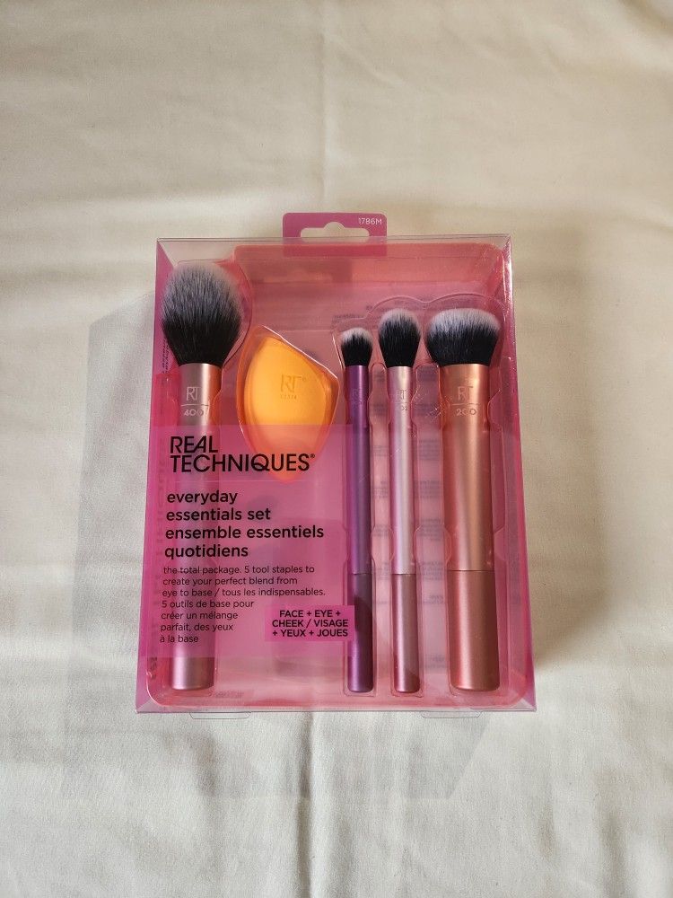Real Techniques Everyday Essentials – 5pc Brush & Sponge Set (Brand New)