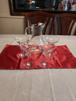 2 Sets Uno De Copas CON La Jarra Para Margaritas Y Otro DE 4 Basos Grande CON LA Jarra Tambien En $30.00 Los Dos Sets