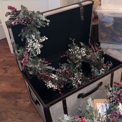 Garland And Wreaths 4 Of Each