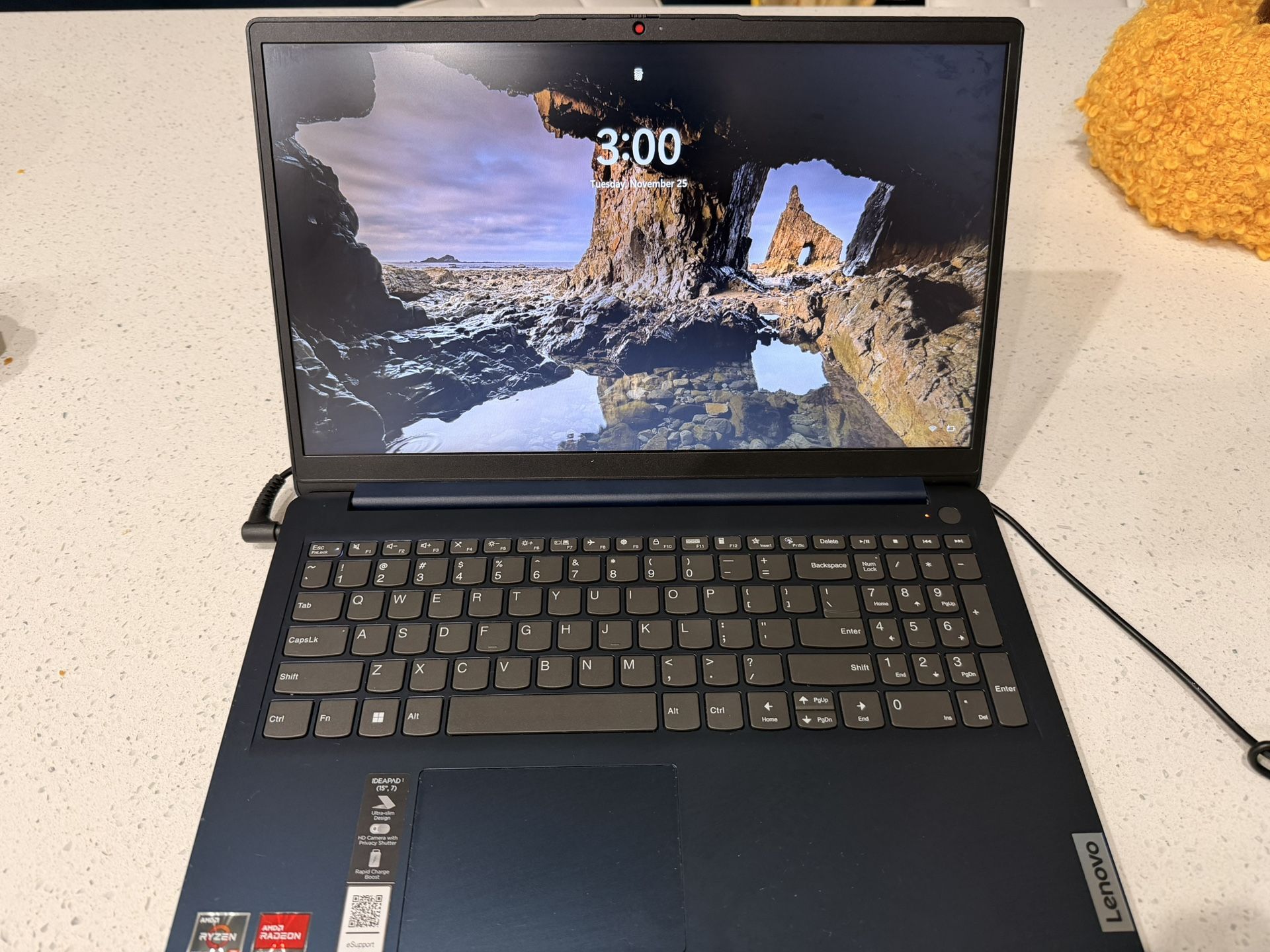 Lenovo  IDEAPAD (15”7)