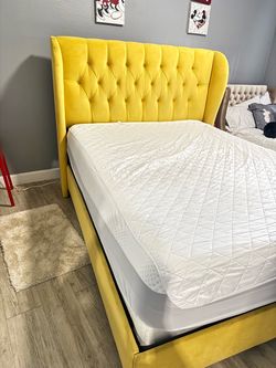 Queen-size bed with mattress and box spring (complete set)