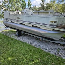 2003 Pontoon Boat