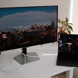 Near-new Samsung 32” 4K monitor