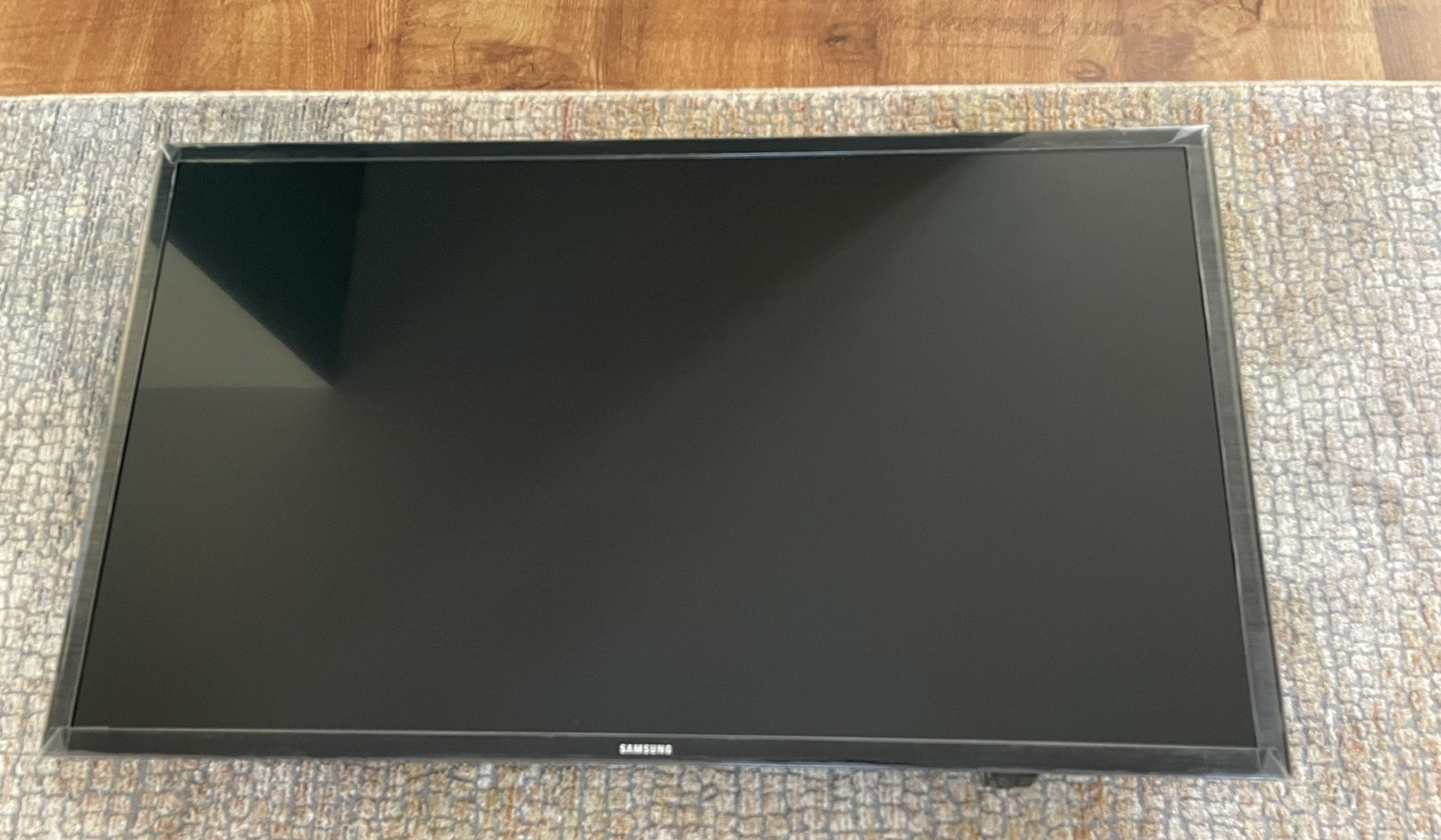 Samsung Smart Full LED 32”TV+MountPro Bracket Stand-LIKE NEW!!