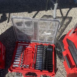 Milwaukee Set On Sockets 3/8 And Packout Box 