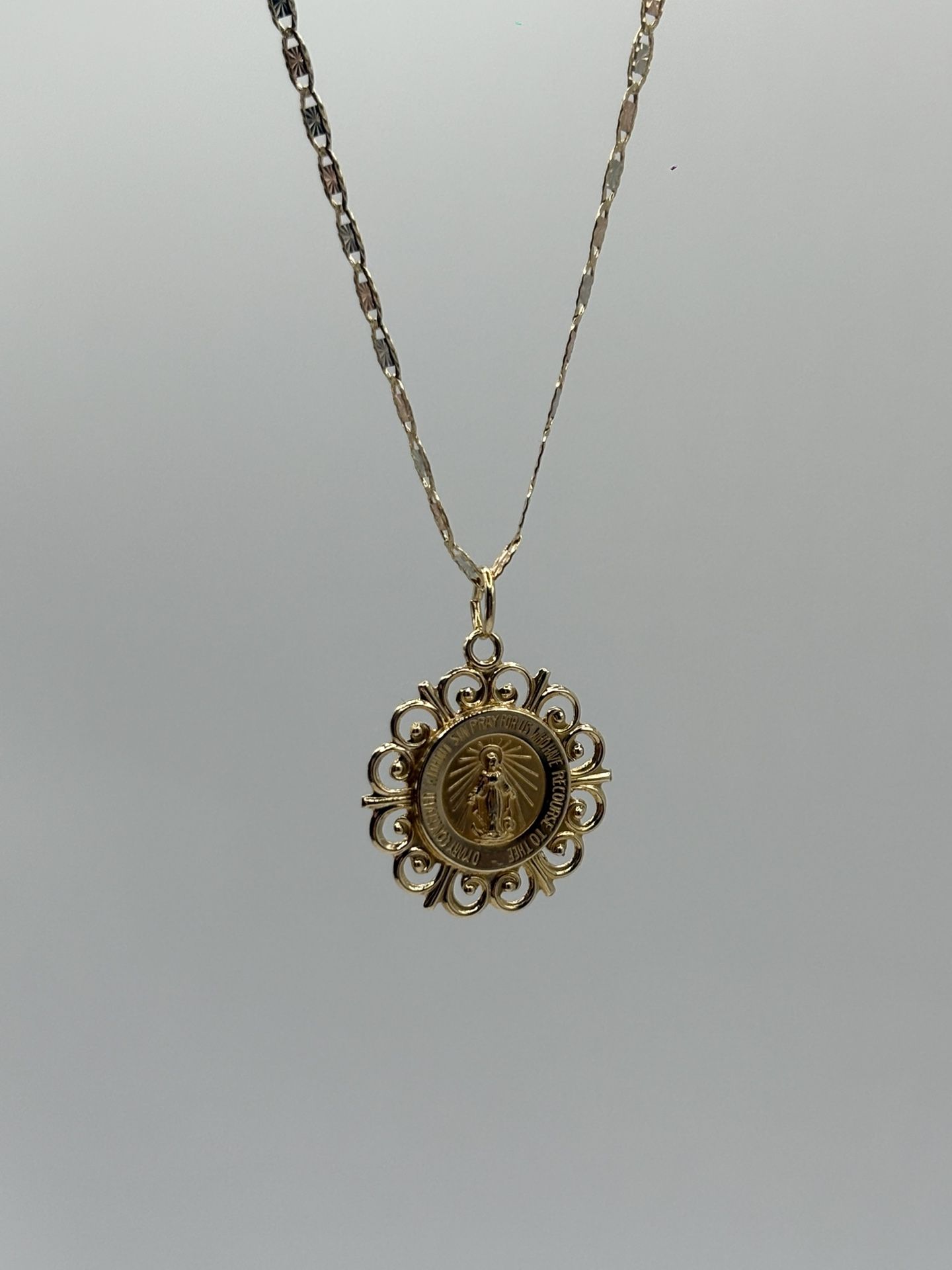 Relig Gold pendant