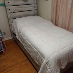 Twin Size Bed ( NO MATTESS) 