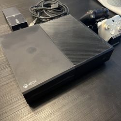 Xbox One, 2 Wireless Controllers, Controller Charge Station, 4 Games 
