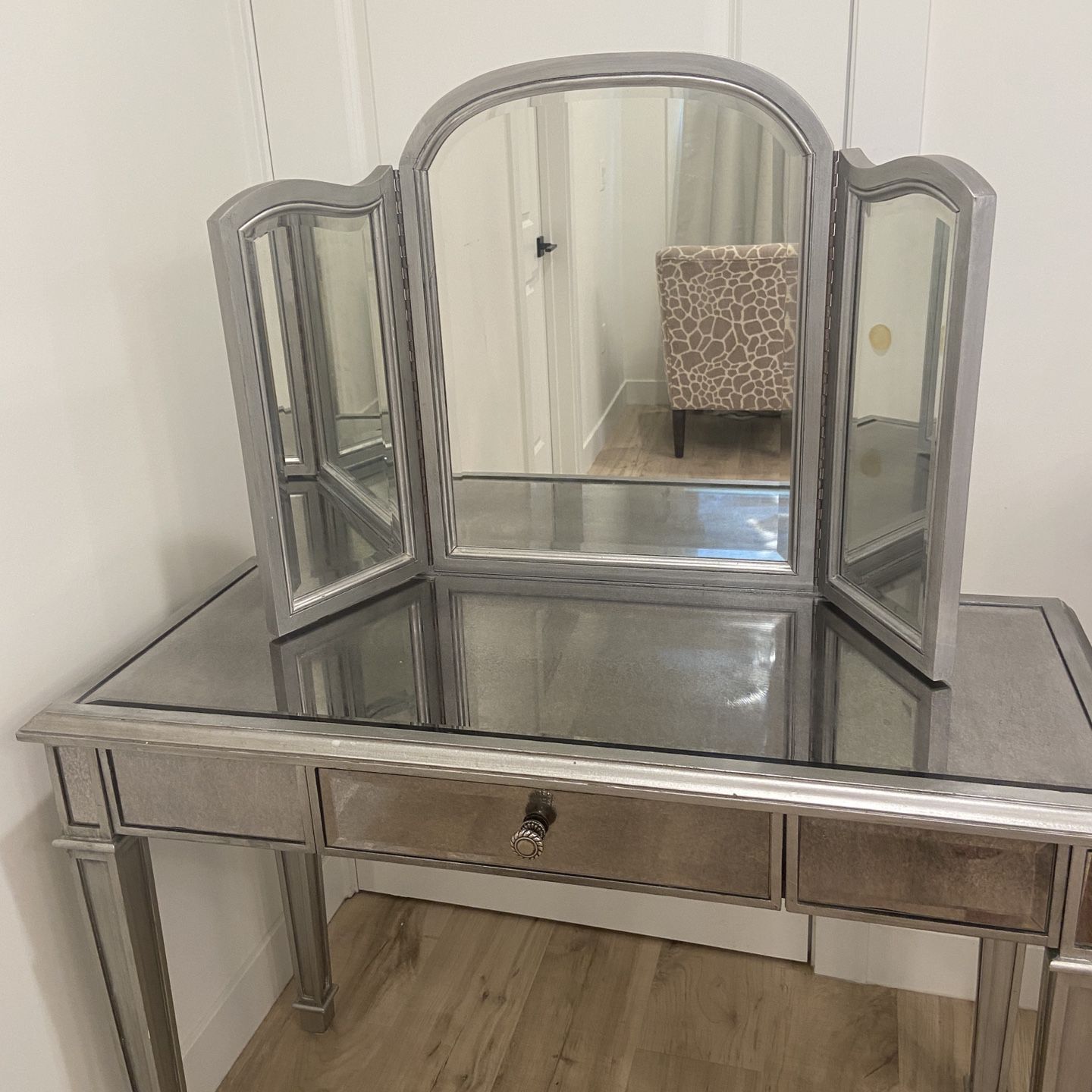 Pier 1 Hayworth Vanity or Desk w removable Mirror for Sale in City Of Industry CA OfferUp