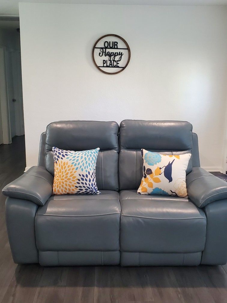 Non-power Sofa and Loveseat Recliner-Rooms To Go