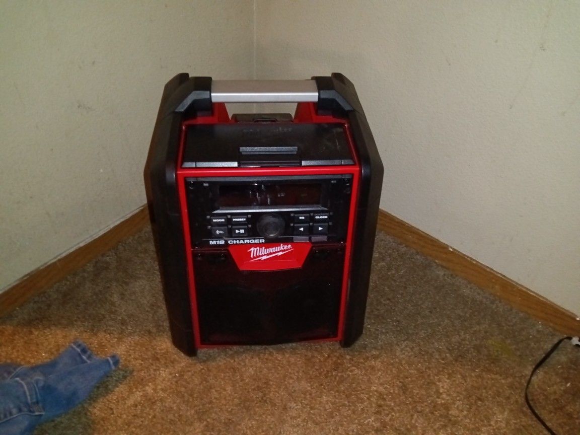 Milwaukee Job site Radio/Charger M182792