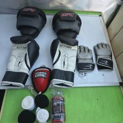 conjunto es un equipo de protección y entrenamiento para deportes de combate como artes marciales mixtas (MMA) y kickboxing. 