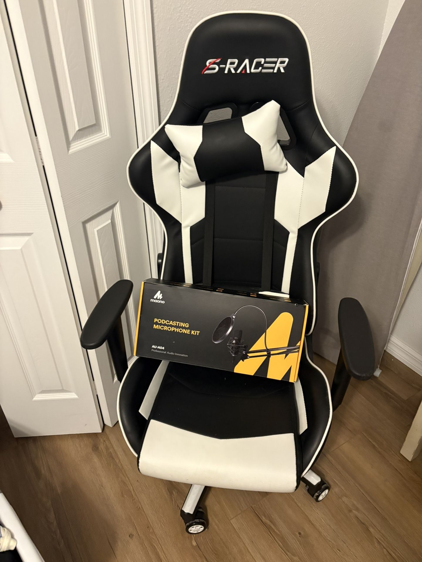 Gaming Chair And Podcasting Mic