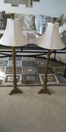 A pair of lamps w/ shades