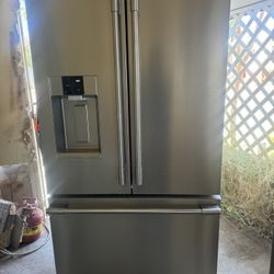 Refrigerator Everything Works no scratches almost brand new