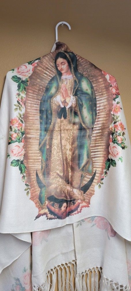 Virgen de Guadalupe shawl, pashmina o rebozo.
Hermoso rebozo Mexicano, hecho de la manera antigua en telares de pedal y estampado.
De muy buena calida
