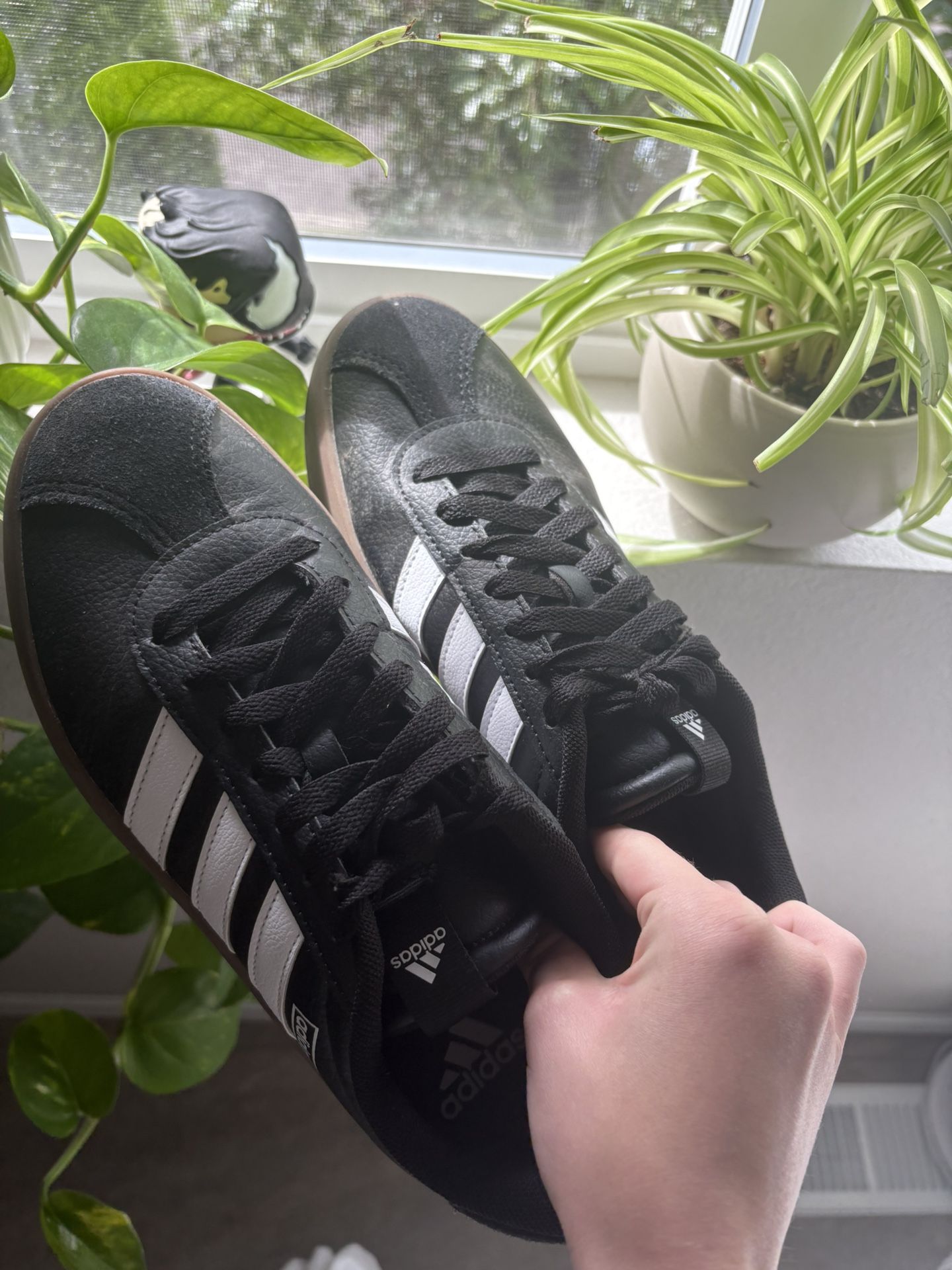 BLACK ADIDAS