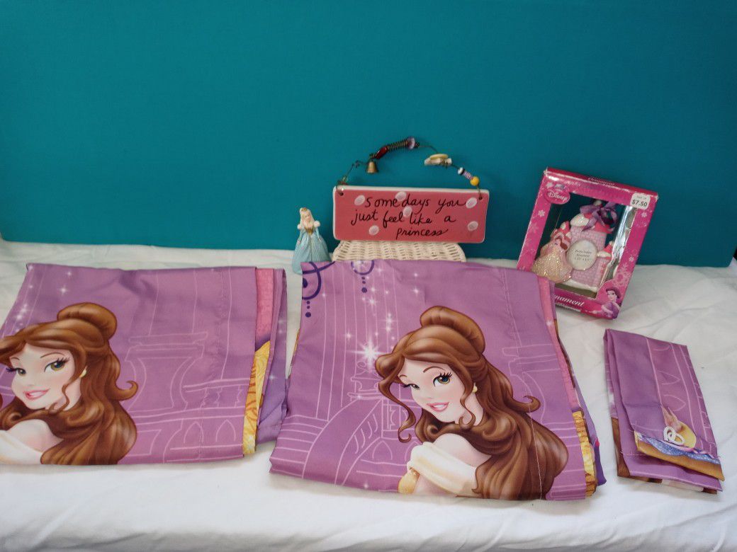 Bundle: 2 Disney Princesses Window Curtain Panels plus 2 gifts.
Curtains measure 40x63. Only 1 string to hold it