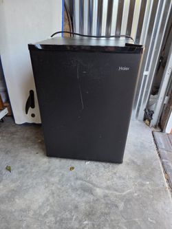 Mini Refrigerator There Is Pictures Of Measurements 