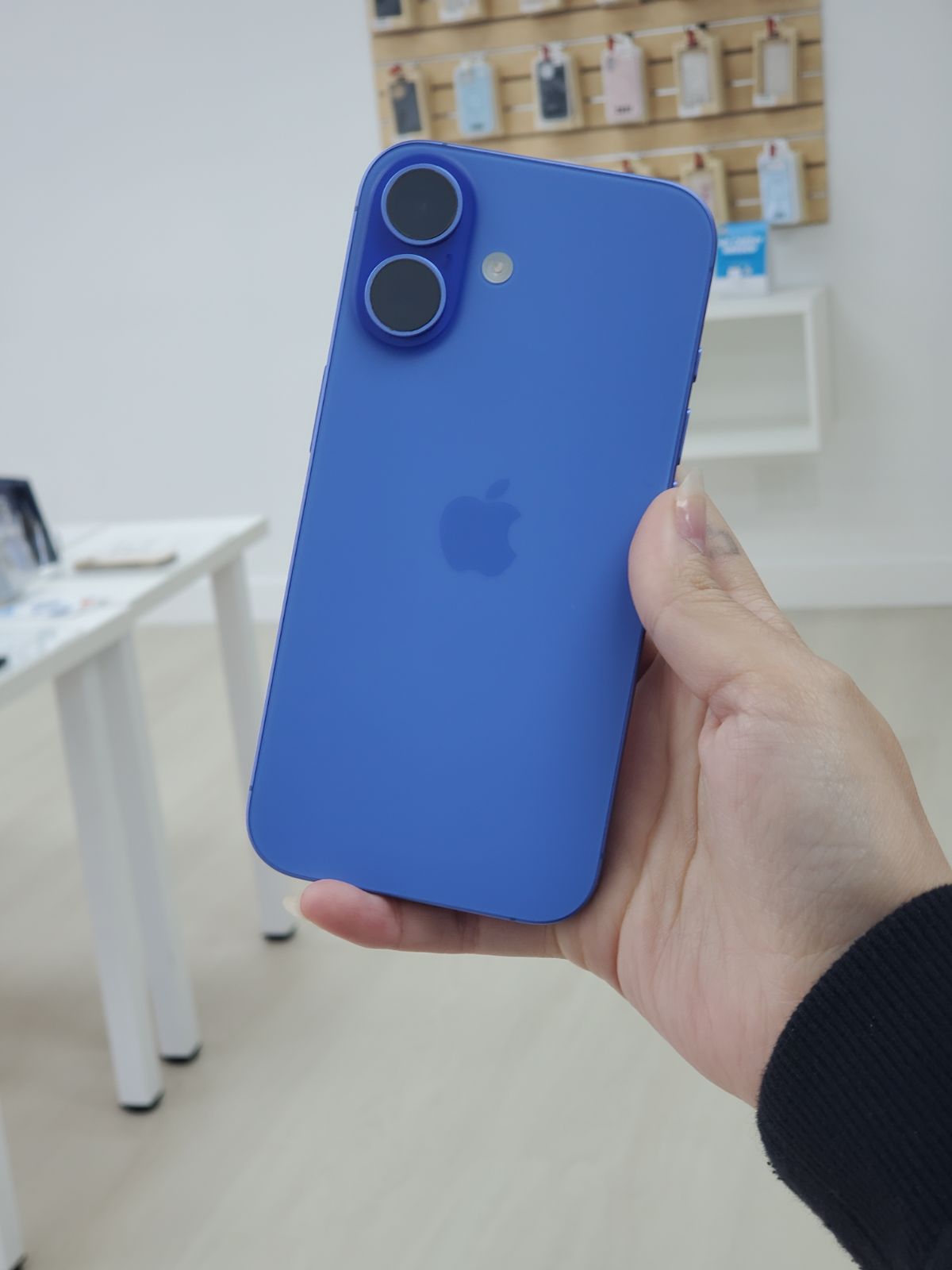 iPhone 16 6.1" (T-Mobile Locked) 128GB Fair Ultramarine