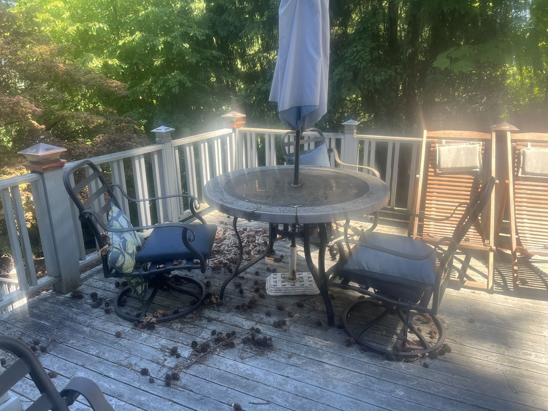 Patio Table And 4 Chairs W Umbrella
