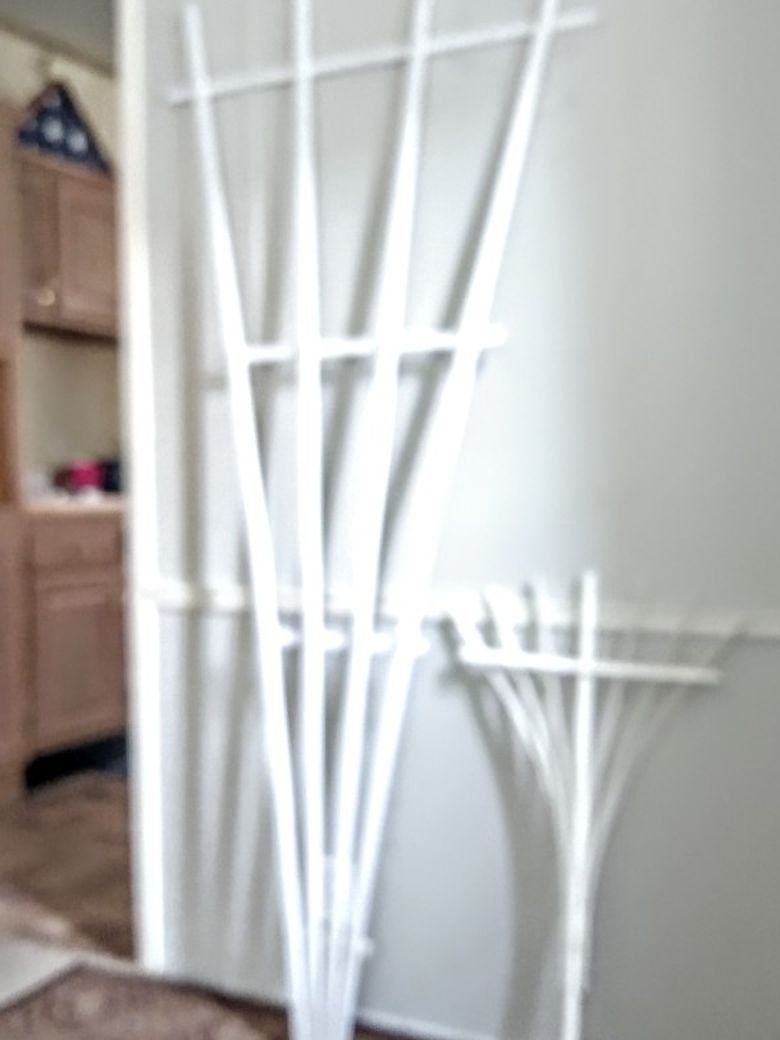 WHITE 6 FT. TALL FAN GARDEN TRELLIS & 32 TALL FAN TRELLIS
