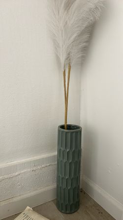 Beautiful Decor Vase With White Feathers - Like New!