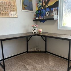 Beautiful Corner Desk  in fantastic condition!