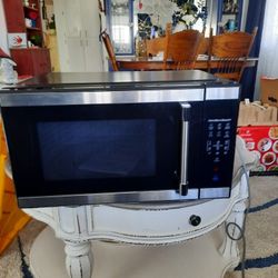 Hamilton Beach Microwave  1.1 Cubic Ft 