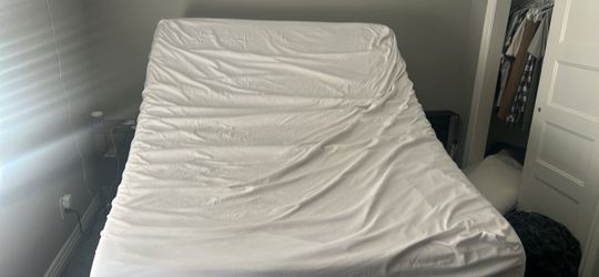 Adjustable head and foot bed frame