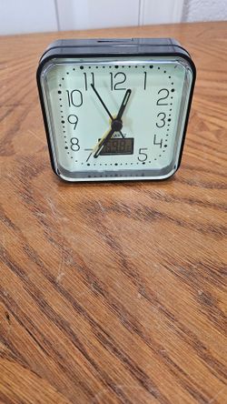 QUARTZ GLOW IN THE DARK WITH ALARM CLOCK