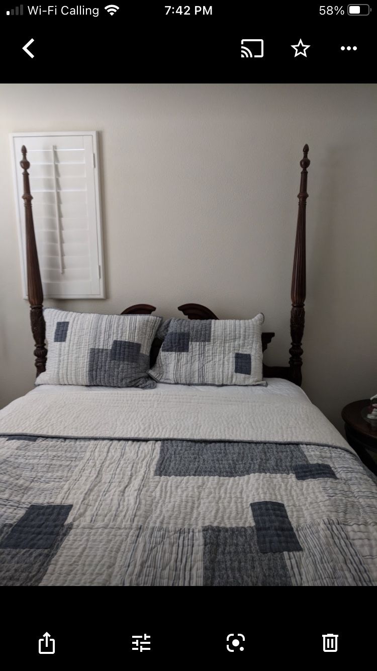 Beautiful queen bed. Has Queen Mattress .