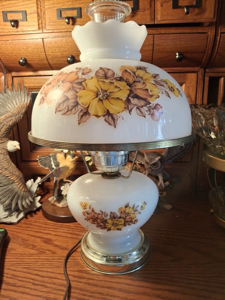 NICE VINTAGE DECORATIVE GLASS TABLE LAMP WORKS GOOD GOOD CONDITION NO CHIP Has Top AND BOTTOM LIGHTING