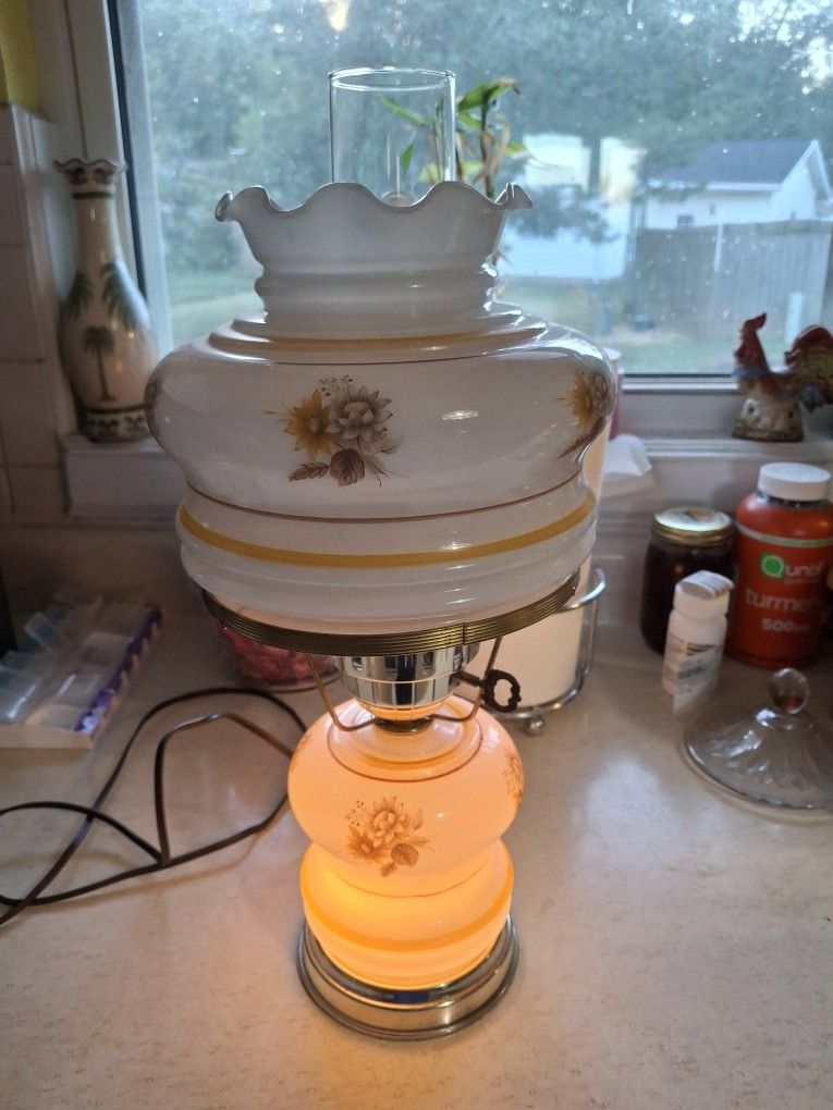 REALLY NEAT LOOKING  HURRICANE  TABLE LAMP WITH TOP AND BOTTOM LIGHTING GREAT CONDITION 