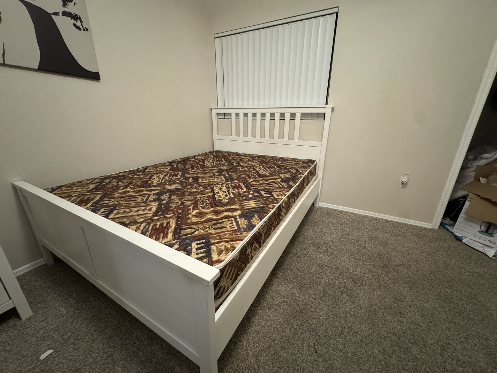 🛏️ Queen Bed – Mattress, Box Spring & Frame