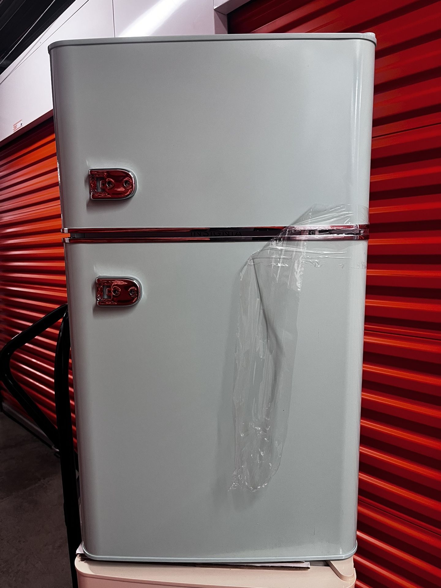 Mini Retro Fridge with freezer Insignia